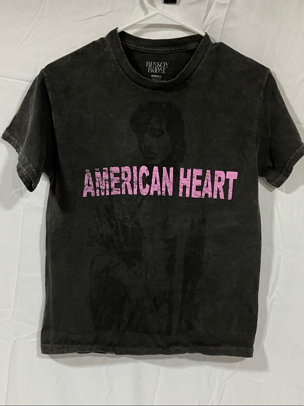'Benson Boone American Heart' Short Sleeve Tee - Dark Charcoal and Pink Size S